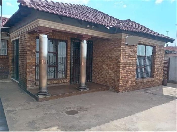 For Sale: House in Tembisa Central with 3 bedrooms, granny flat, and garage.
