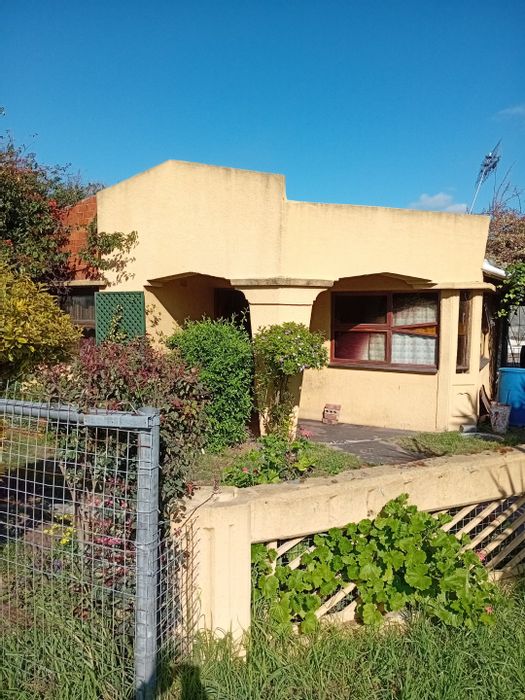For Sale: 3-Bedroom House in Bellville South with spacious lounge and kitchen.