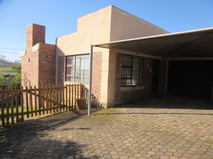 For Sale: House in Fraaiuitsig with 3 beds, 2 baths, and braai room.