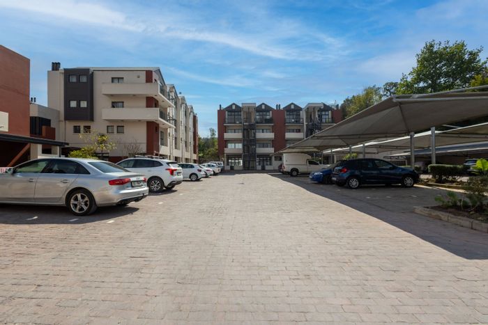 Knysna Central Apartment For Sale: One-bedroom, workspace, near nature reserve and shopping mall.