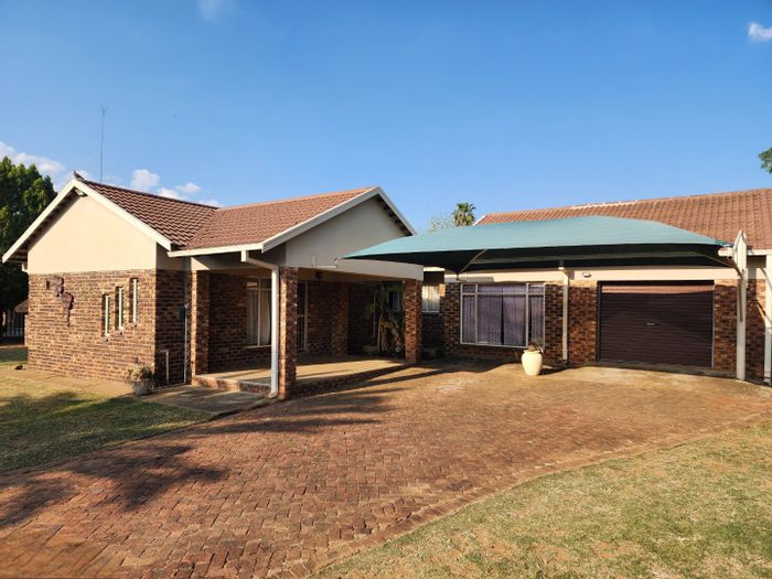For Sale: House in Orkney Central with 3 bedrooms, entertainment lapa, and pool.