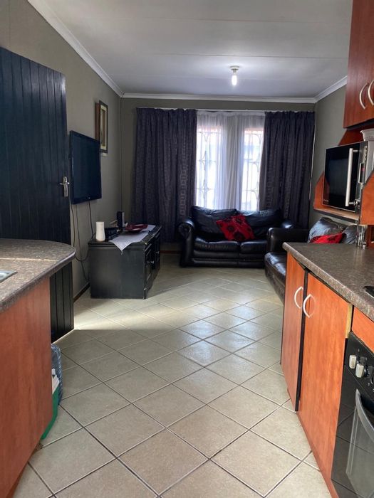 3-bedroom house in Nellmapius, CCTV monitored, near Ford Motors, available to rent.