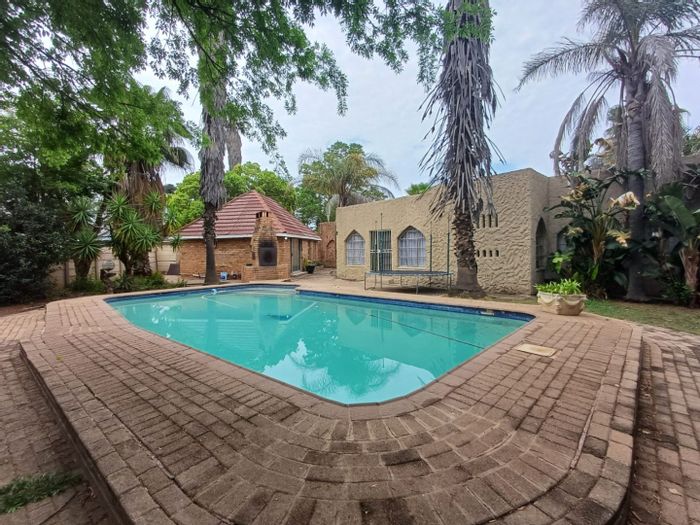 Flimieda House For Sale: 4 bedrooms, pool, flatlet, secure with electric gate.