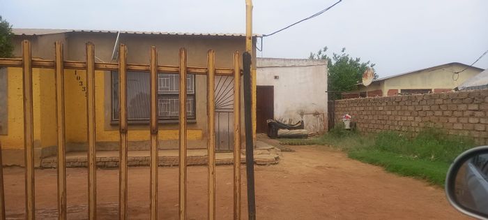 Soshanguve East House For Sale: 2 Bedrooms, Garage, Convenient Transport Access.