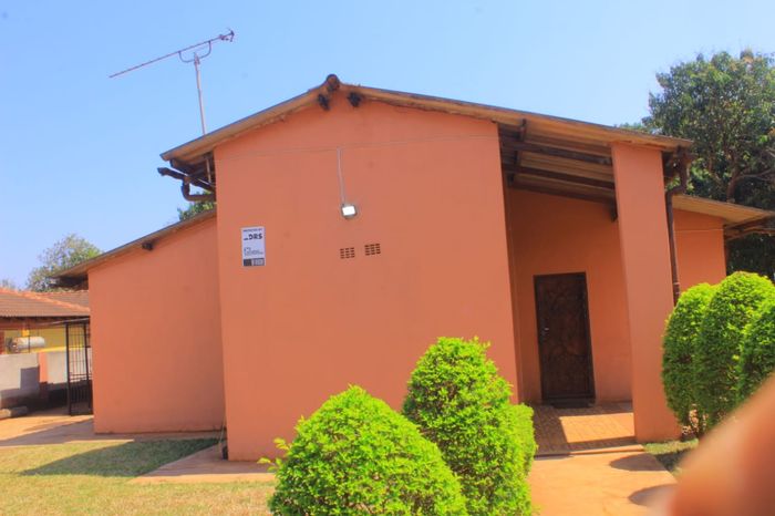 Commercial property in Thohoyandou to rent, ideal for office space, 3 bedrooms.