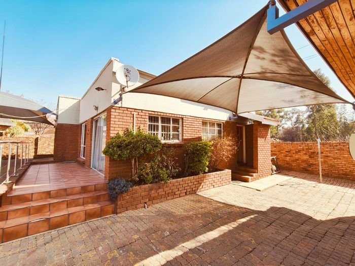 House for Sale in Vaal Marina Central: 3 beds, pool, garden cottage, secure.