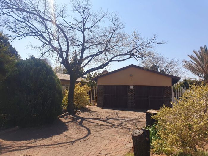 Irene Park House For Sale: 4 beds, pool, garden, borehole, spacious stand.