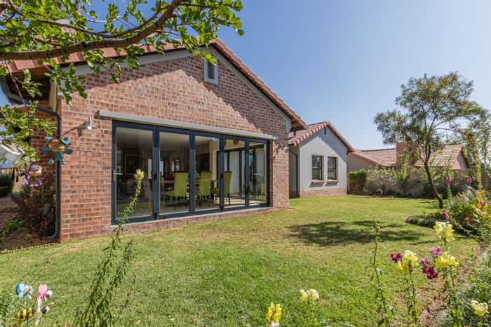 For Sale: House in Avianto Estate with 3 beds, garden, and community amenities.