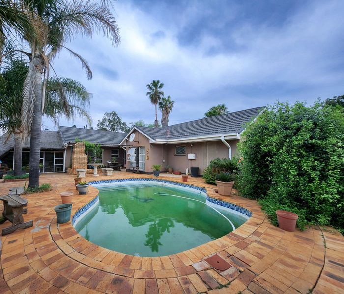 For Sale: House in Stilfontein Ext 4 with 4 beds, pool, lapa, and boma.