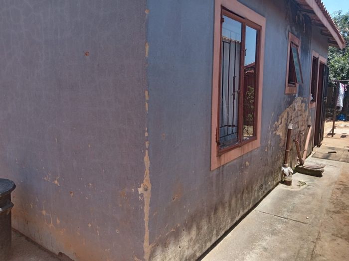 For Sale: 2 Bedroom House in Daveyton with Open Floor Plan and Outside Toilet.