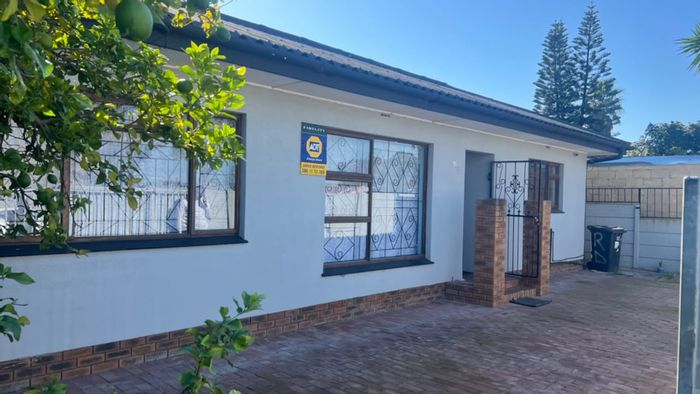 Bellville South House For Sale: 3 Bedrooms, Pool, Entertainment Area, Secure Location.