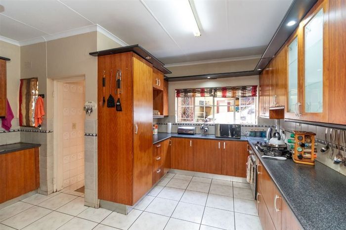Glen Marais House For Sale: 3 bedrooms, pool, granny flat, staff quarters.