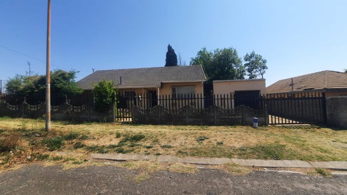 Southdale House For Sale: 3 Bedrooms, spacious yard, great investment potential.