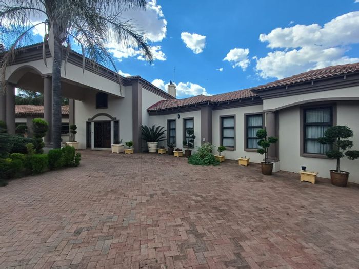 Doringkruin House For Sale: 6 bedrooms, heated pool, braai room, and 3 garages.