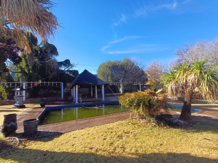 3 Bedroom house with pool, lapa, and double garage in La Hoff, For Sale.