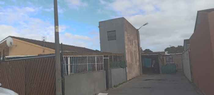 For Sale: House in Lentegeur with 2-bedroom flatlet and secure yard space.