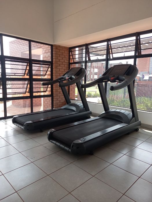 Olivewood Apartment To Rent: 2-bed, private outdoor space, convenient parking, great location.