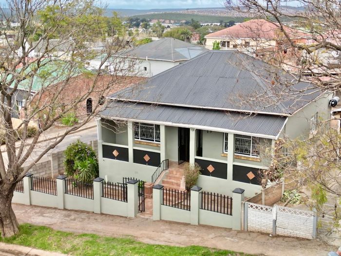 Cannon Hill House For Sale: 3 bedrooms, designer kitchen, large yard, secure carport.