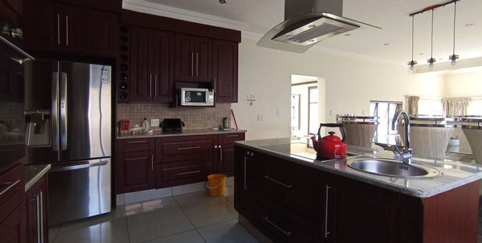 For Sale: House in Blue Valley Golf Estate with 4 beds, garden, and security.