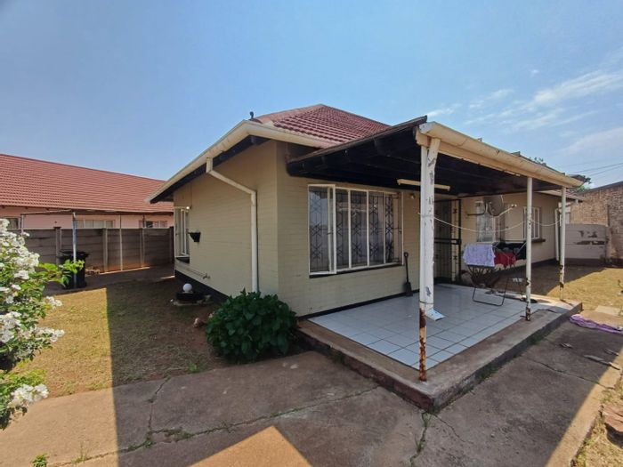 For Sale: House in Stilfontein Ext 4 with flatlet, garage, and secure parking.