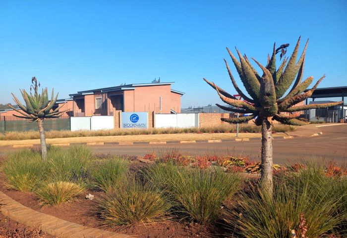 Townhouse in Brookehaven To Rent: Security, amenities, gardens, and easy access to main roads.