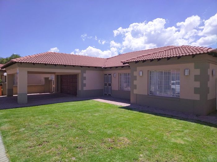 Flamwood Townhouse For Sale: Open plan living, private yard, double garage, secure.