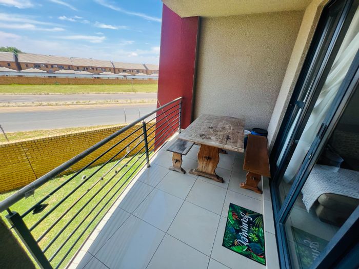 2 Bed, 2 Bath Apartment To Rent in Rooihuiskraal North with balcony and security.