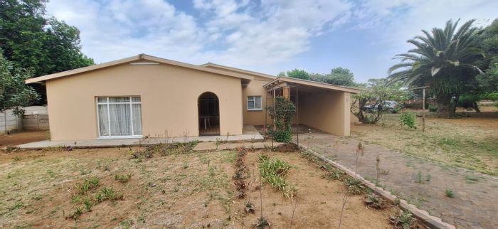 Roosheuwel House For Sale: 3 beds, pool, flatlet, large yard, secure garage.