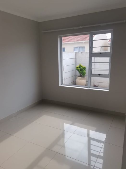 For Sale: 2-bed house in Sherwood with spacious kitchen and garage.