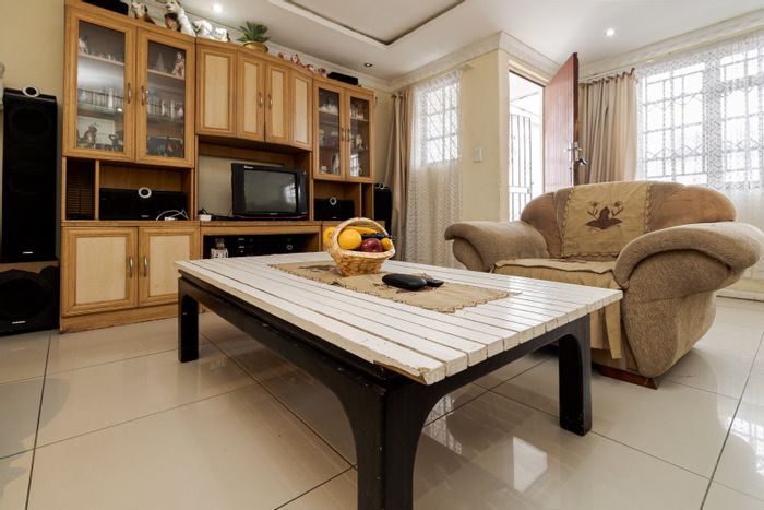 Delft South House For Sale: 3 bedrooms, garage, ideal for family or business.