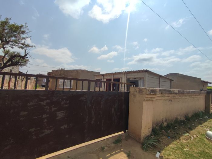 For Sale: Daveyton House with 2 Bedrooms, Kitchen, Dining Room, and Outside Rooms.