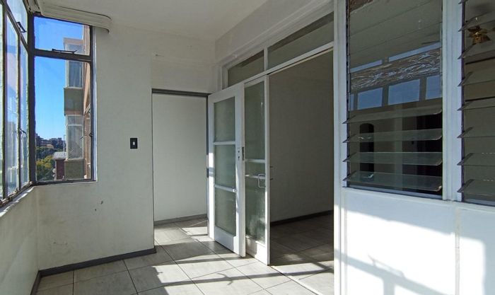 For Sale: 2-bedroom apartment in Arcadia, close to amenities and N4 access.