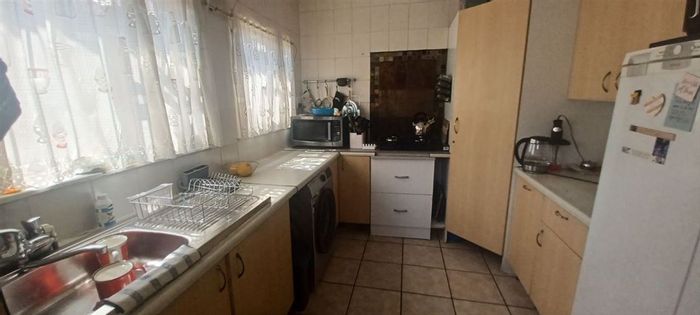 3-Bedroom House For Sale in Kempton Park West with 4 Carports and Pantry.