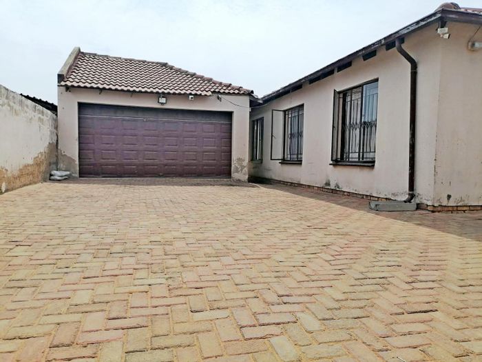 For Sale: 3-Bedroom House in Birch Acres with Double Garage and Spacious Yard.