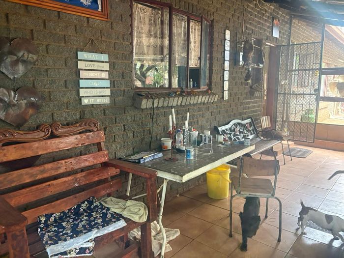 De Put Sh House For Sale: 4 beds, flatlets, storage, fenced land, water tanks.