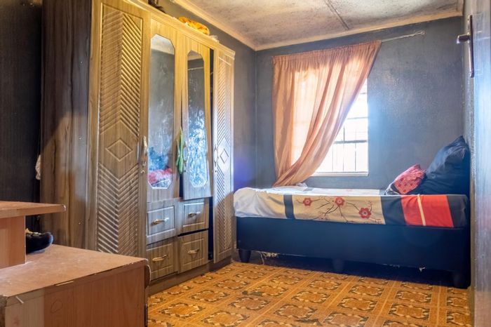 Lentegeur House For Sale: 3 Bedrooms, Renovation Potential, Prime Location, Great Investment.