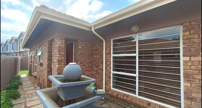 For Sale: Terenure House with 3 Bedrooms, 2 Garages, and Outdoor Patio.