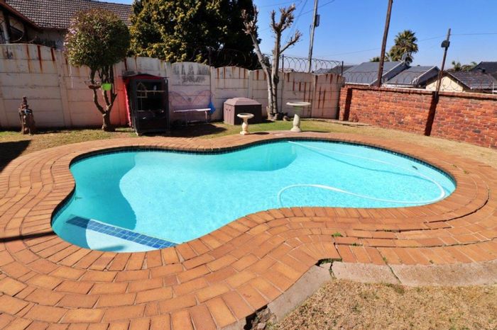 3-Bedroom House in Symhurst For Sale with Pool, Staff Rooms, and Cottage Potential.