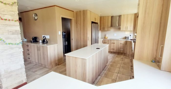 House for Sale in Vaal Marina Central: 4 beds, cottage, garden, waterfront access.