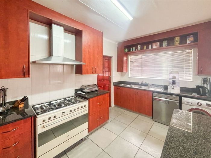 For Sale: House in Morehill with 4 bedrooms, pool, and ample parking.