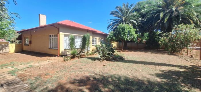 For Sale: House in Orkney Central with sunroom, large yard, and flatlet.