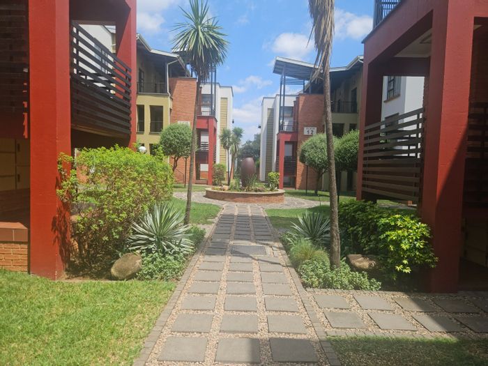Douglasdale Apartment For Sale: 2 beds, gym, pool, park, 24-hour security.