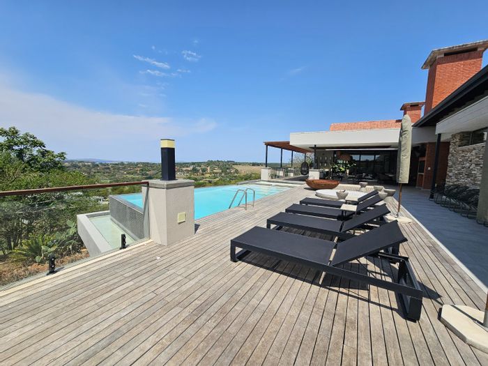 For Sale: House in Sheffield Ridge with pool, 4 ensuites, and 3 garages.