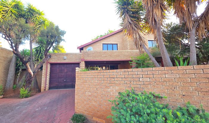 House To Rent in Eldoraigne: 2 beds, loft, garage, patio, garden services included.