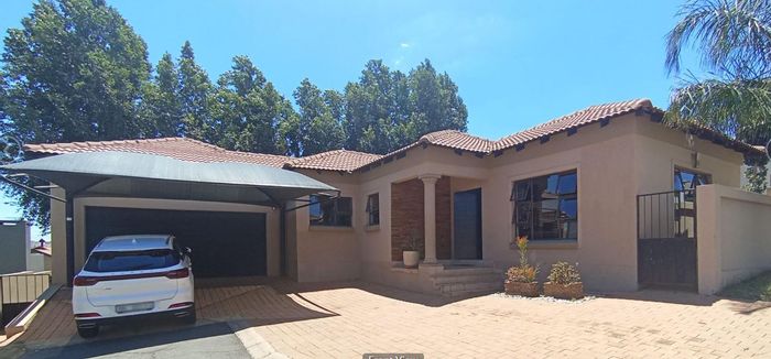 For Sale: 4-Bedroom House with Pool, Garage, and Spacious Living in Rooihuiskraal North.