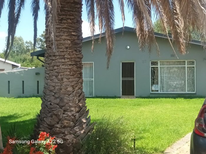 Hennenman Central House For Sale: Solar, borehole, pool, ample parking, double garage.