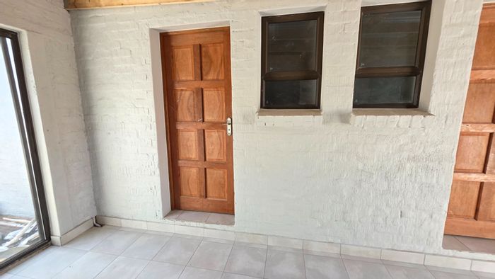 Laudium Apartment To Rent: 2 Bedrooms, prepaid utilities, communal yard, close to amenities.