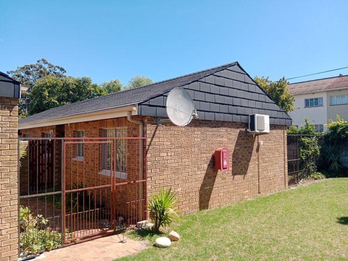 La Colline Apartment To Rent: 2 Bedrooms, Garage, Pool, Close to University.
