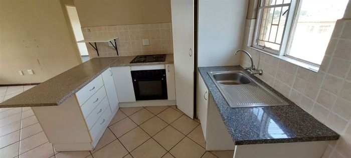 Glen Marais Townhouse For Sale: 2 Bedrooms, garage, ideal for first-time buyers.
