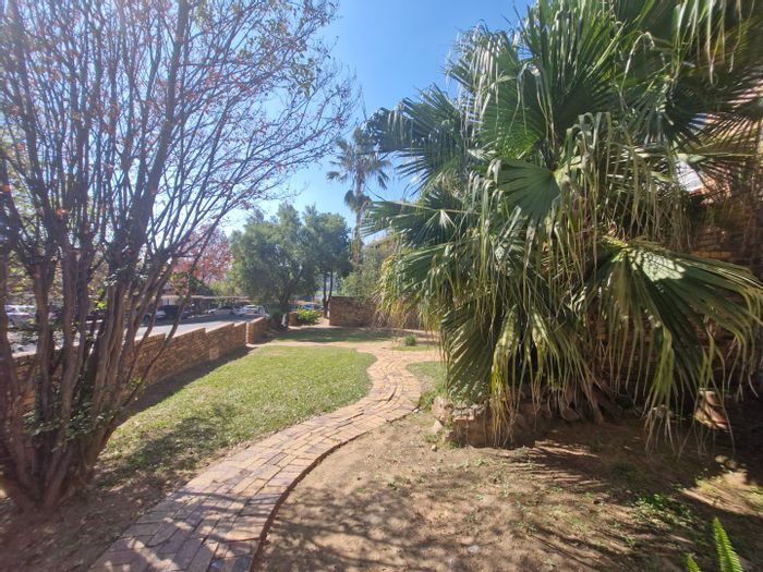Buccleuch Townhouse For Sale: 2-bed, 1-bath, pool, garden, 24-hour security.